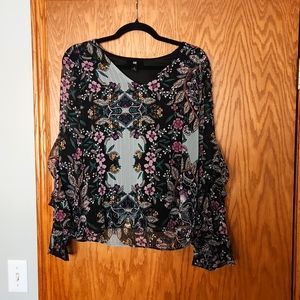 IZ Byer king sleeve dress top, black with design,  size medium.